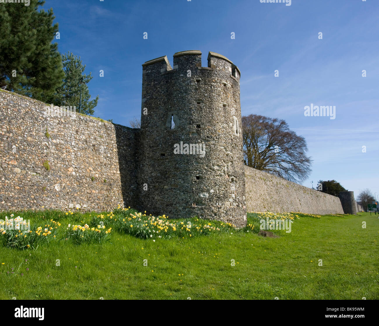 La muralla de la ciudad de Canterbury y la Watch Tower en Canterbury, Kent, UK. Foto de stock