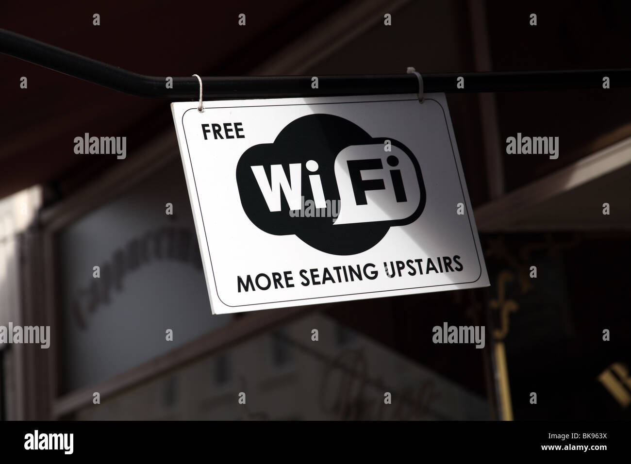 Señal WiFi gratuita fuera de cafe Foto de stock
