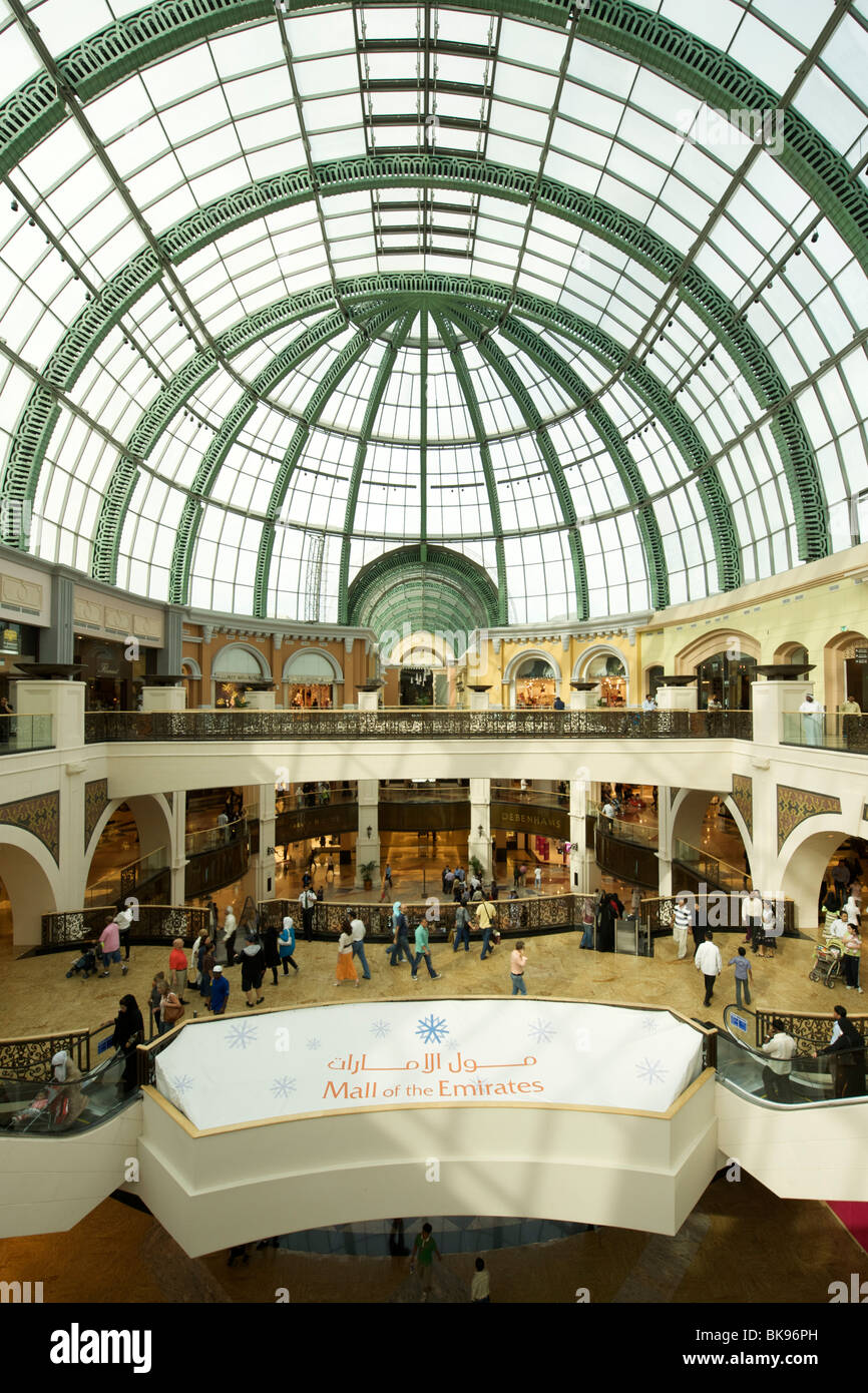 Interior del Mall de los Emiratos, el centro comercial de Dubai, los Emiratos Árabes Unidos. Foto de stock