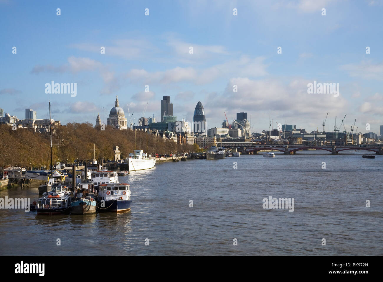 Vista desde Waterloo Bridge sobre el río Támesis, Londres, Inglaterra Foto de stock