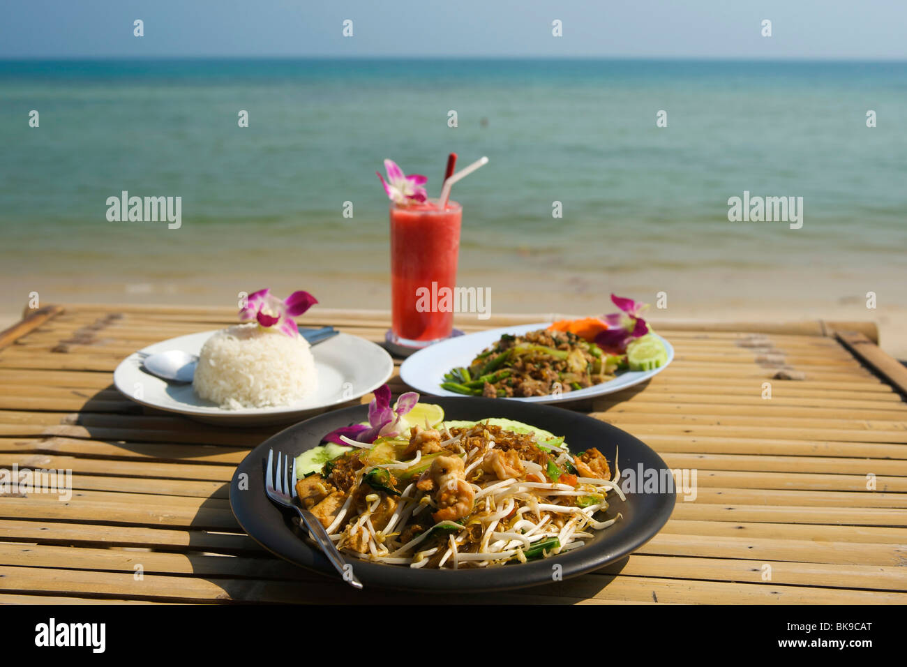 Comida tailandesa típica en un restaurante de la playa, Tailandia, Asia Foto de stock