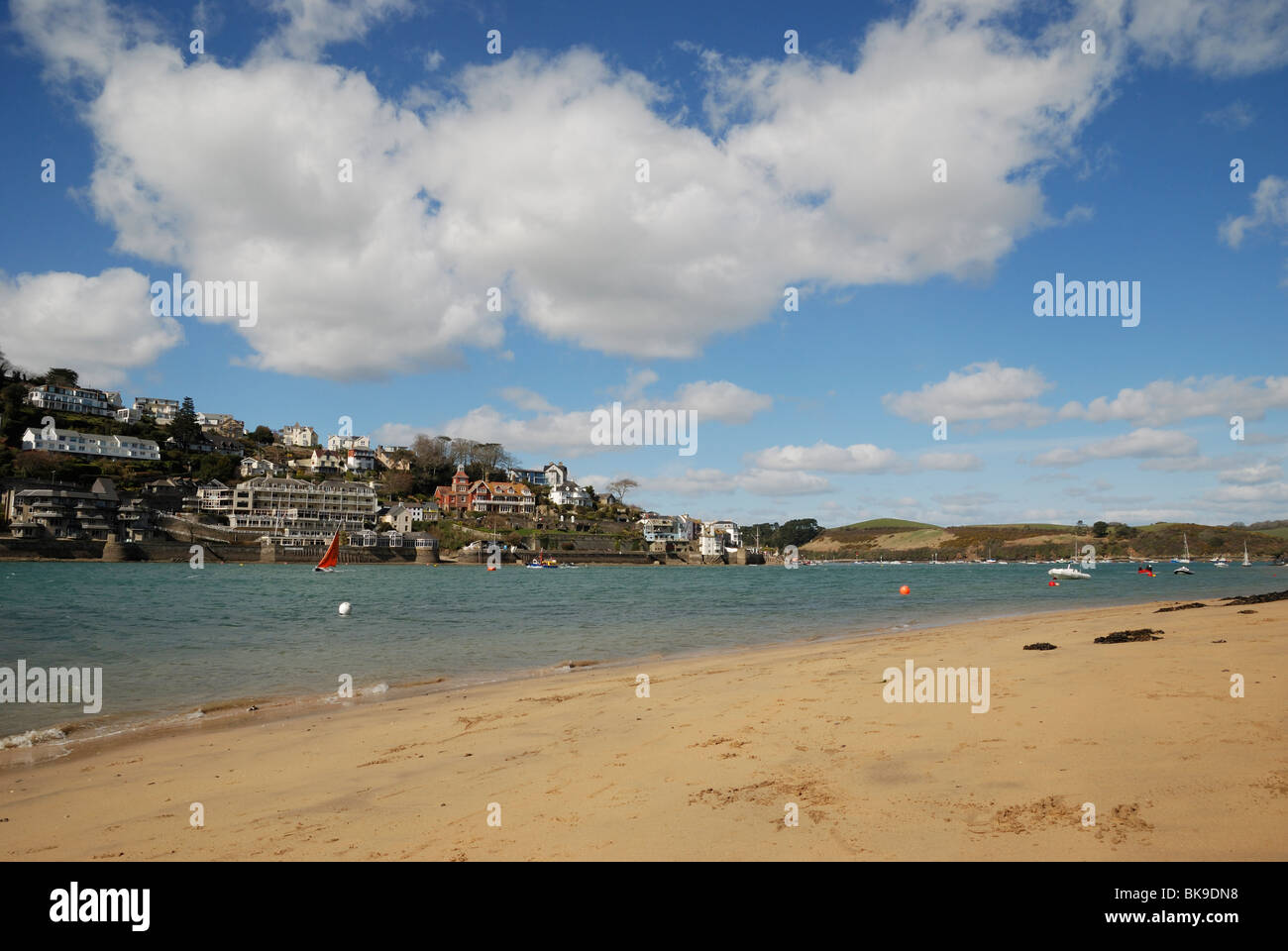 La playa de East Portlemouth, Devon, Inglaterra mirando hacia Salcombe. Foto de stock