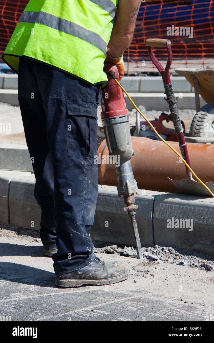Obrero con taladro neumático trabajando en carretera Fotografía de stock -  Alamy