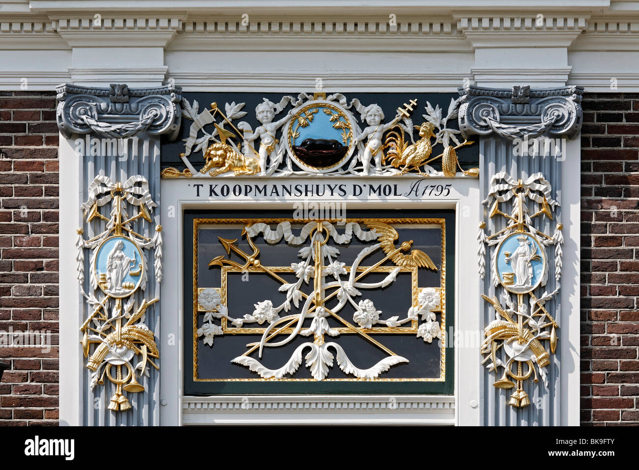 Elaborar ornamentos en el portal de la casa de un comerciante holandés del siglo XVIII, el museo al aire libre Zaanse Schans, Zaandam, Nort Foto de stock