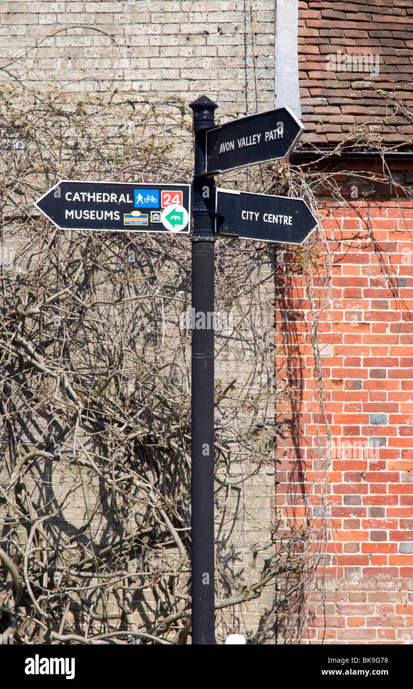 Cartel en la histórica ciudad de Salisbury en el recinto de la catedral, Salisbury, Inglaterra, Reino Unido, GB. Foto de stock