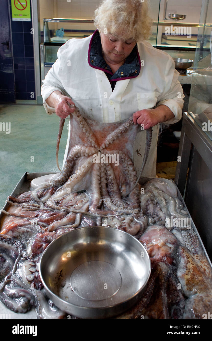 Un vendedor de la mujer en el mercado de pescado en Ferrol. Galicia. España. Foto de stock