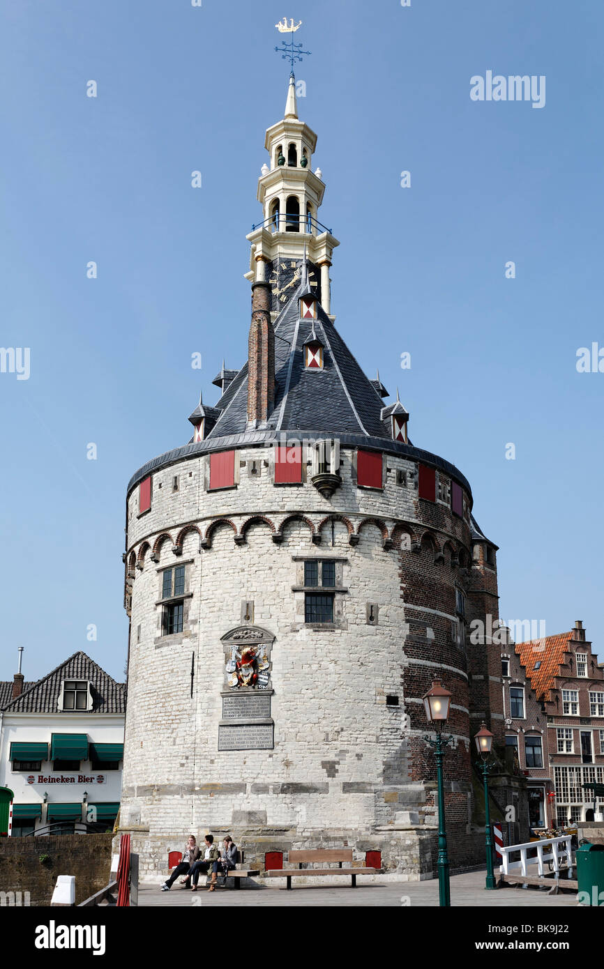 La histórica torre fortificada Hoofdtoren, Puerto de Hoorn, IJsselmeer, Holanda Septentrional, Holanda, Países Bajos, Europa Foto de stock