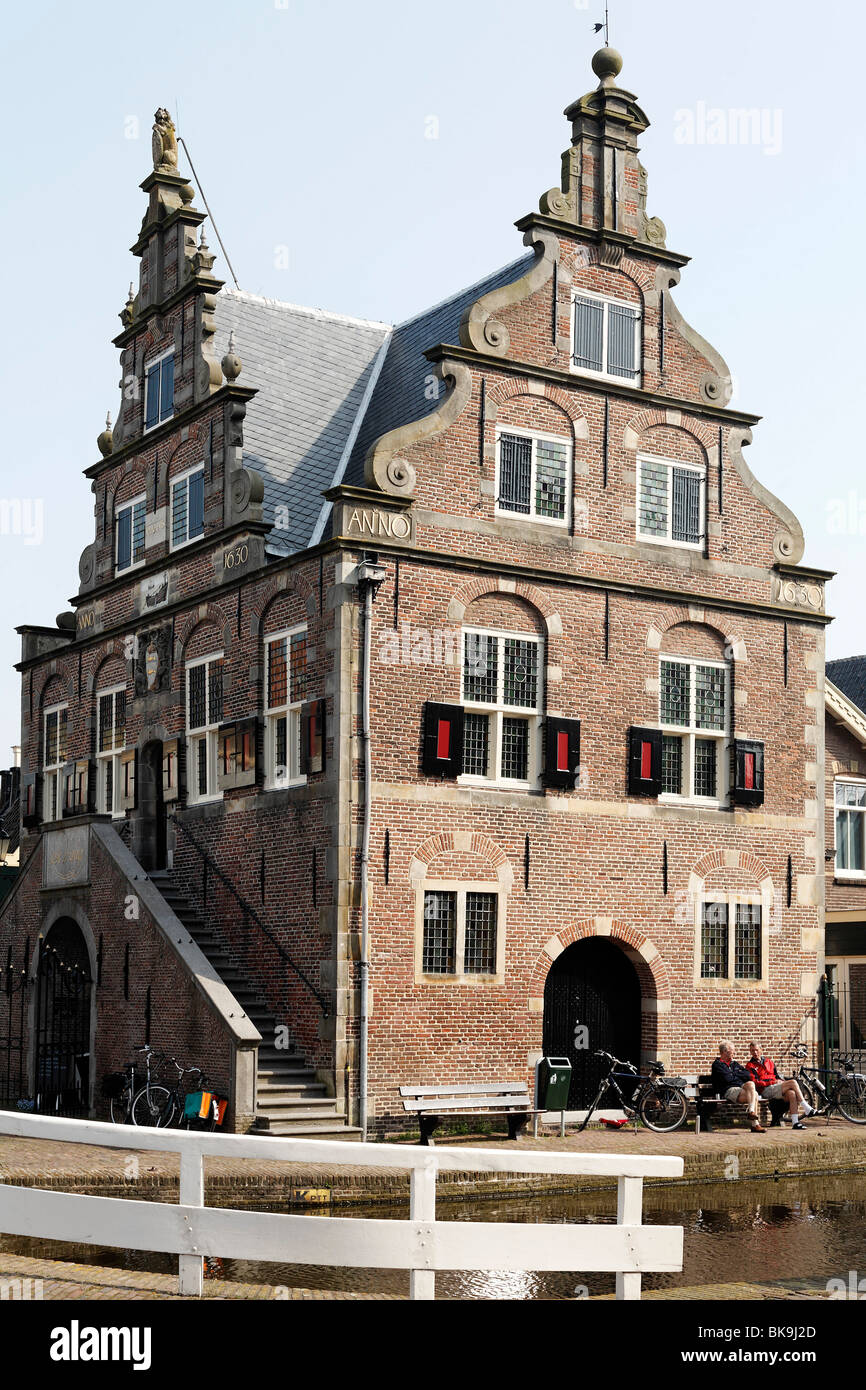 Antiguo ayuntamiento del siglo XVII, De Rijp cerca de Alkmaar, en la provincia de Holanda Septentrional, Holanda, Europa Foto de stock