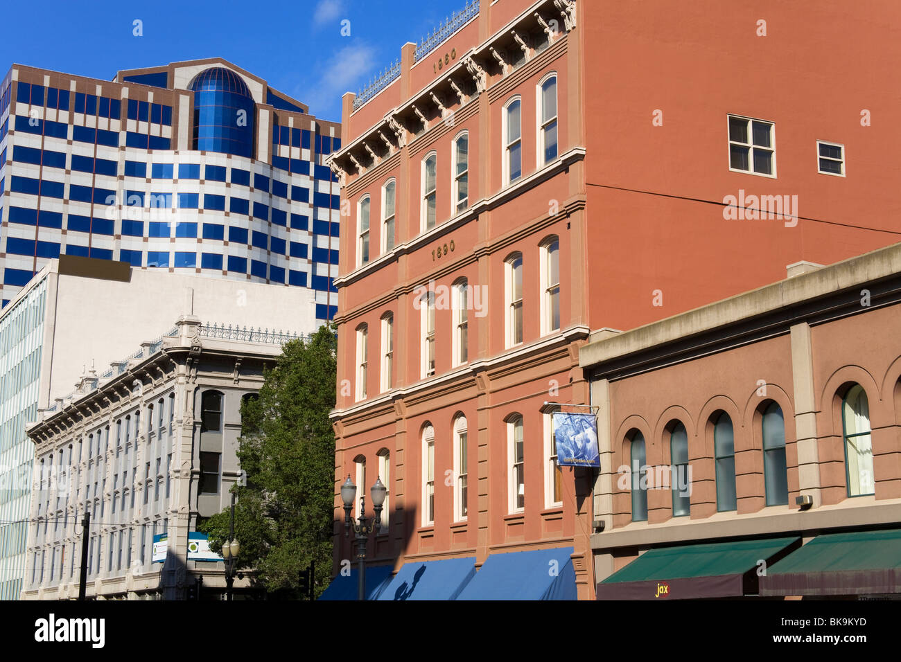 Edificios en una ciudad, SW 2nd Avenue, Waterfront District, Portland, Oregón, EE.UU. Foto de stock