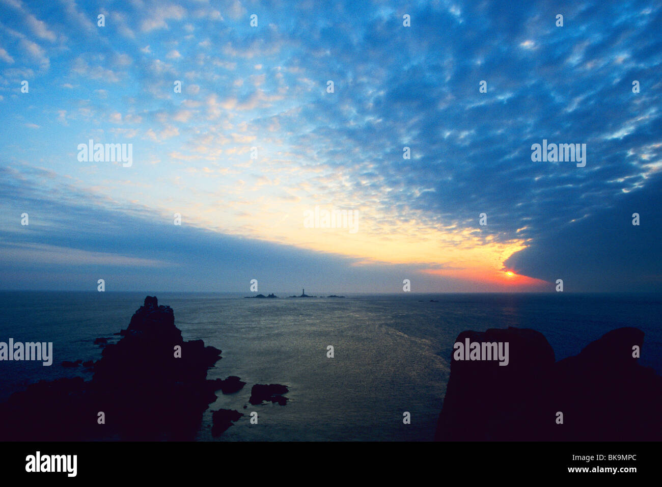 Tierras tierra s Lands End atardecer mirando al mar Océano Atlántico Lands End Cornualles Inglaterra Reino Unido GB Gran Foto de stock