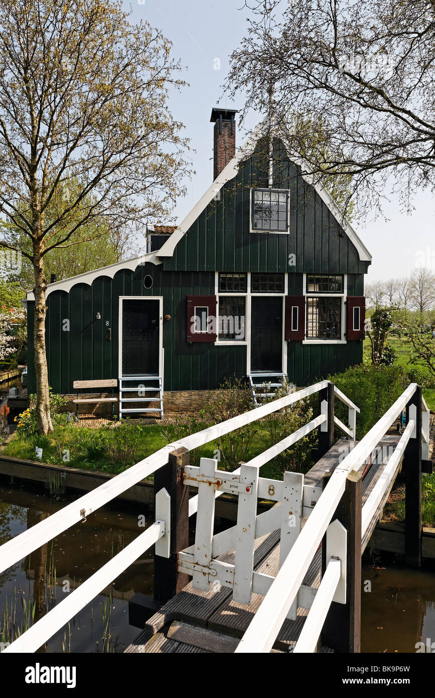 Casa de madera tradicional holandés con pasarela, museo al aire libre Zaanse Schans, Zaandam, Holanda Septentrional, Holanda, Europa Foto de stock