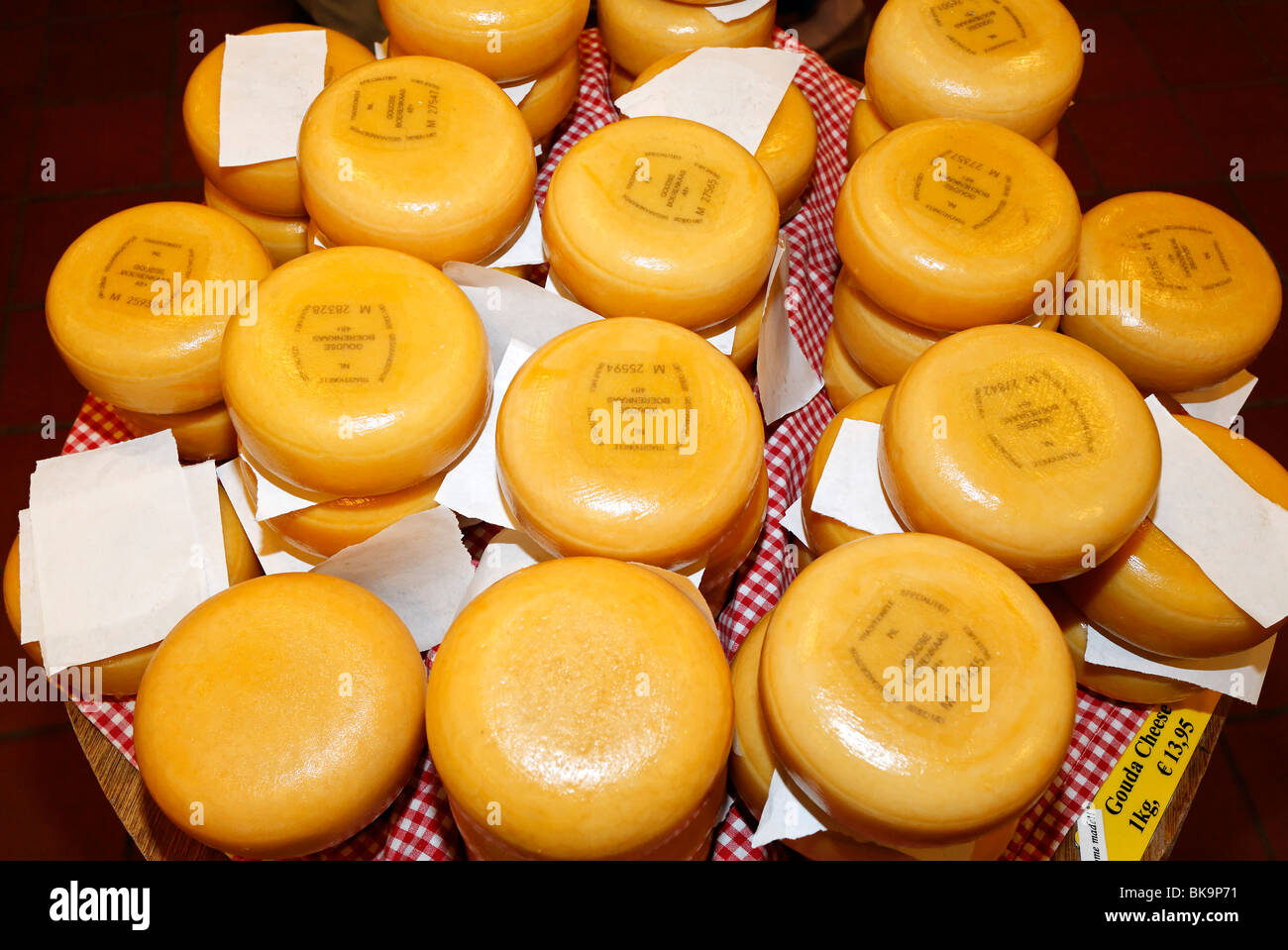 Pequeñas ruedas de queso sobre una mesa para la venta, Gouda, Goudse Boerenkaas, Holanda, Países Bajos, Europa Foto de stock
