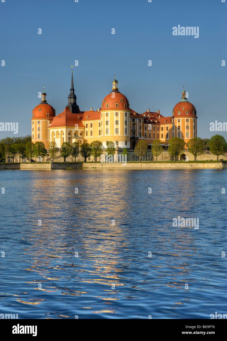 Castillo de Moritzburg barroca, con Bachturm torre, capilla del castillo, la torre, la torre Amtsturm Jaegerturm, Dresden, el Estado Libre de Sajonia, Foto de stock