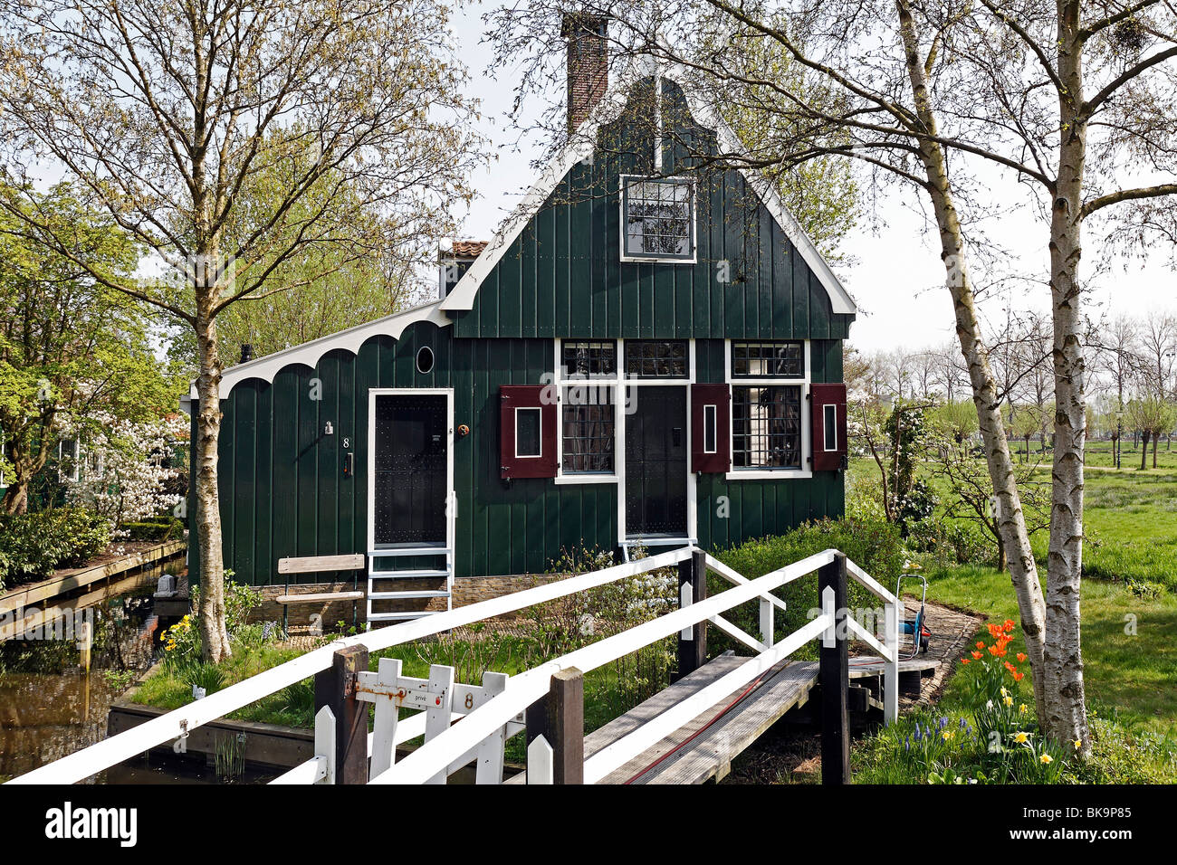 Casa de madera tradicional holandés con pasarela, museo al aire libre Zaanse Schans, Zaandam, Holanda Septentrional, Holanda, Europa Foto de stock