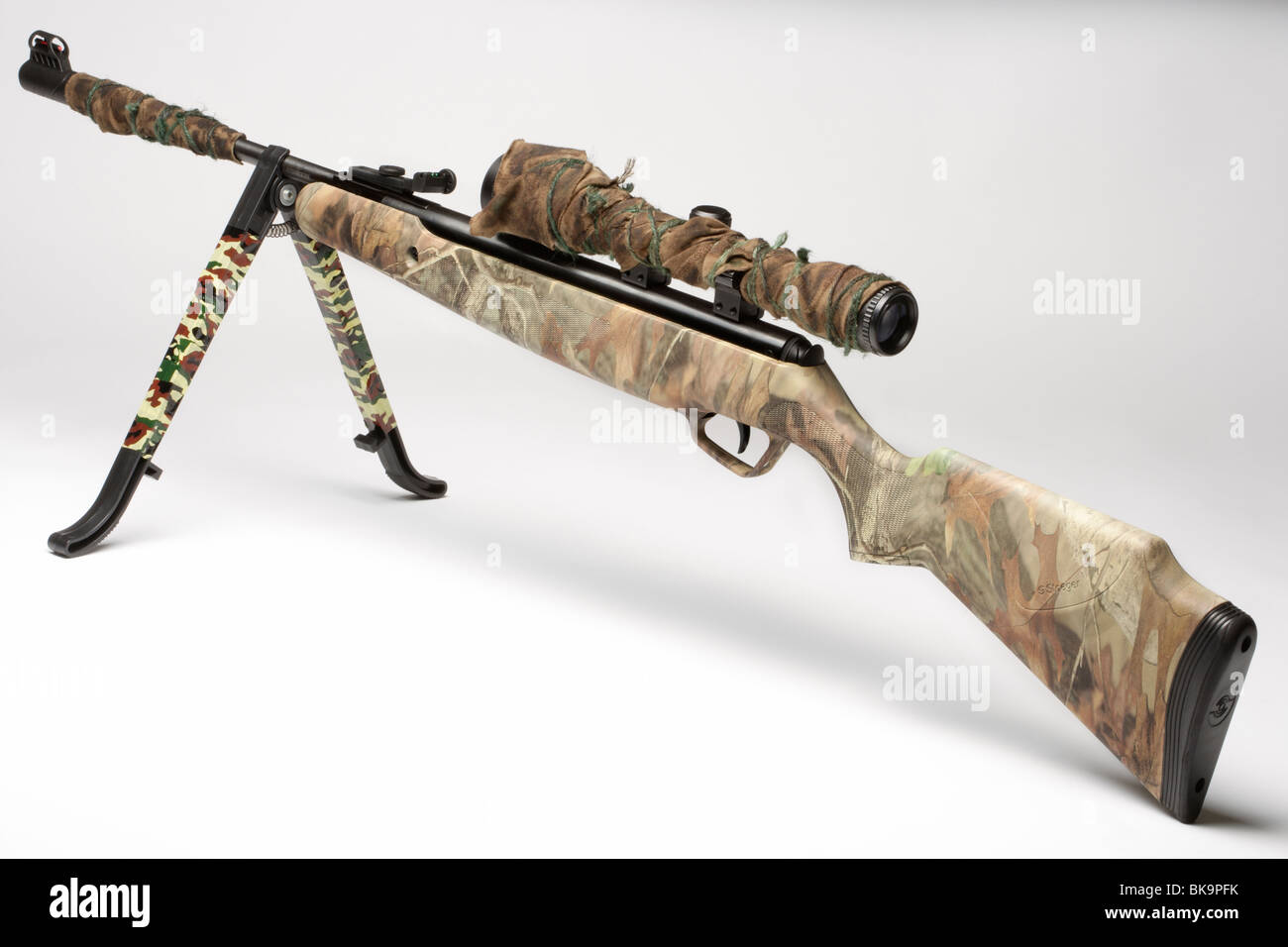 Aire Camoflage pistola rifle con mira telescópica y soporte Foto de stock