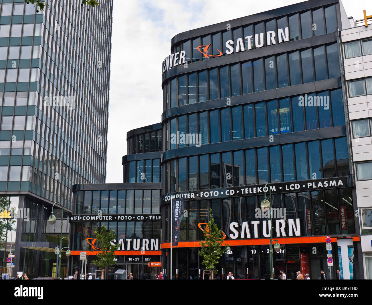 Saturno enorme tienda de electrodomésticos y productos electrónicos en el  Europa Center, Tauentzienstrasse, Berlín, Alemania Fotografía de stock -  Alamy