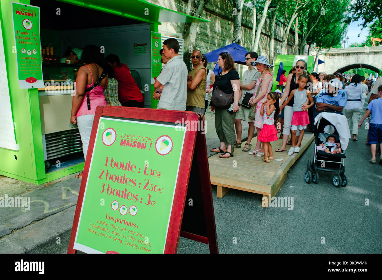 Las Personas Que Compran Helados Playa Urbana Festival De