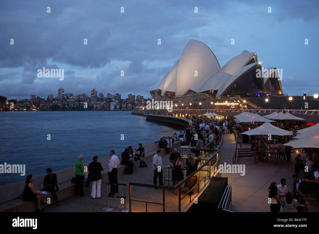 Circular Quay y Ópera Bar en frente de la famosa ópera de Sydney, New South Wales, Australia Foto de stock