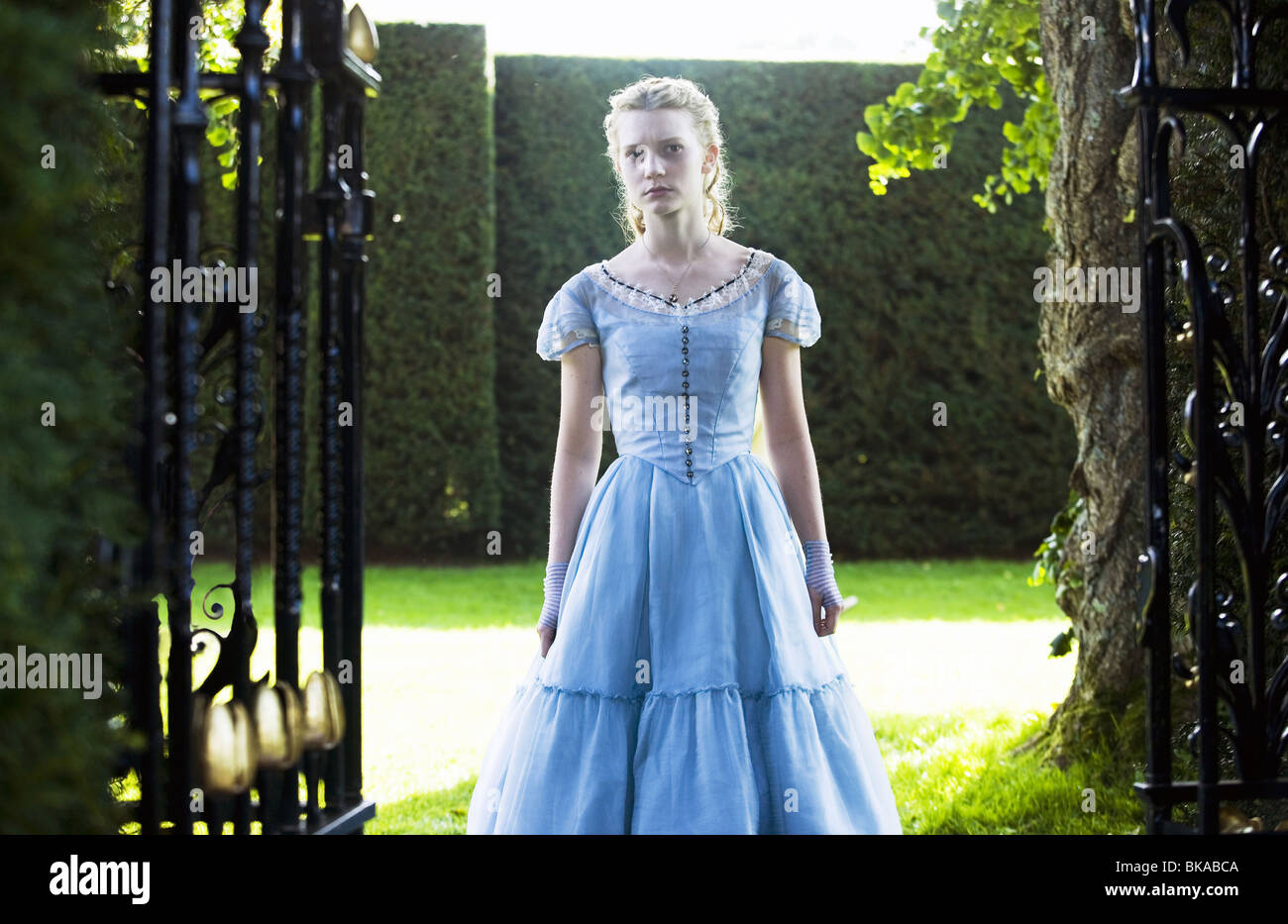Alice in Wonderland - EE.UU. Año: 2010 Director: Tim Burton Mia Wasikowska  Fotografía de stock - Alamy