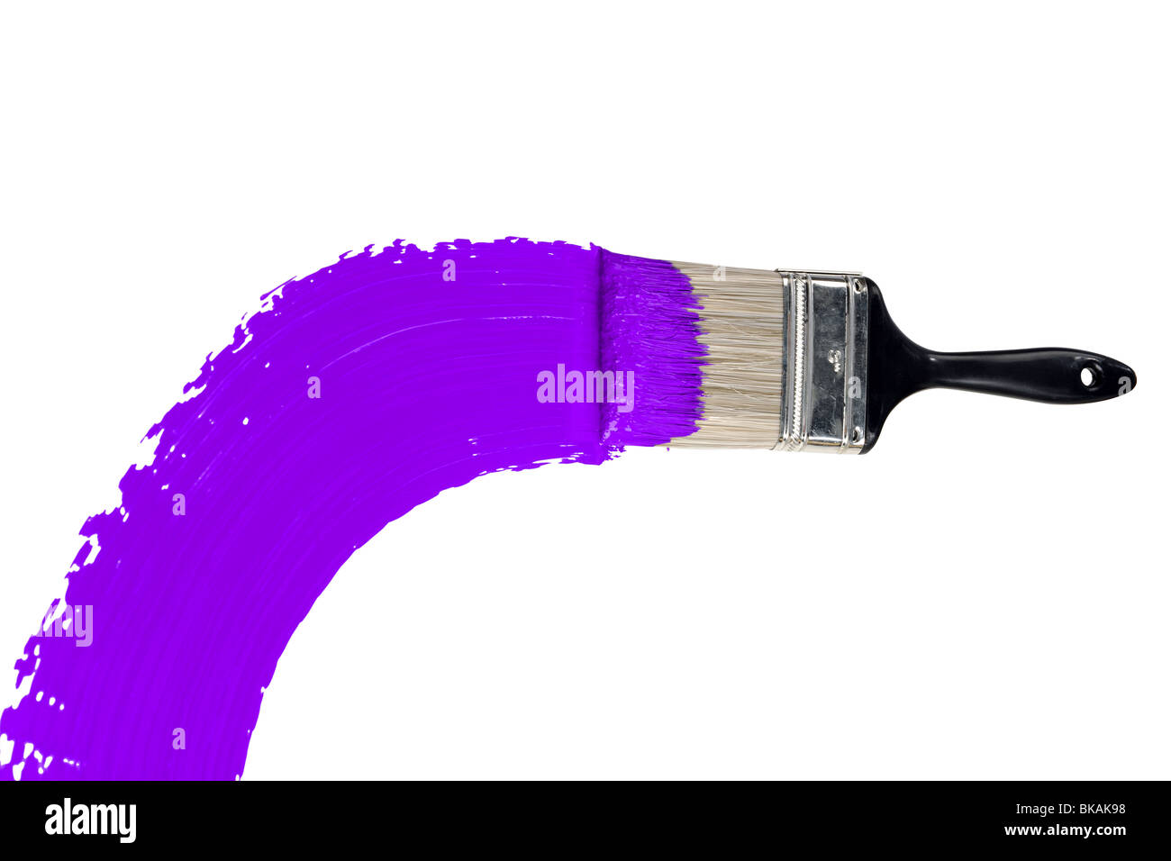 Pincel con pintura púrpura aislado sobre fondo blanco. Foto de stock