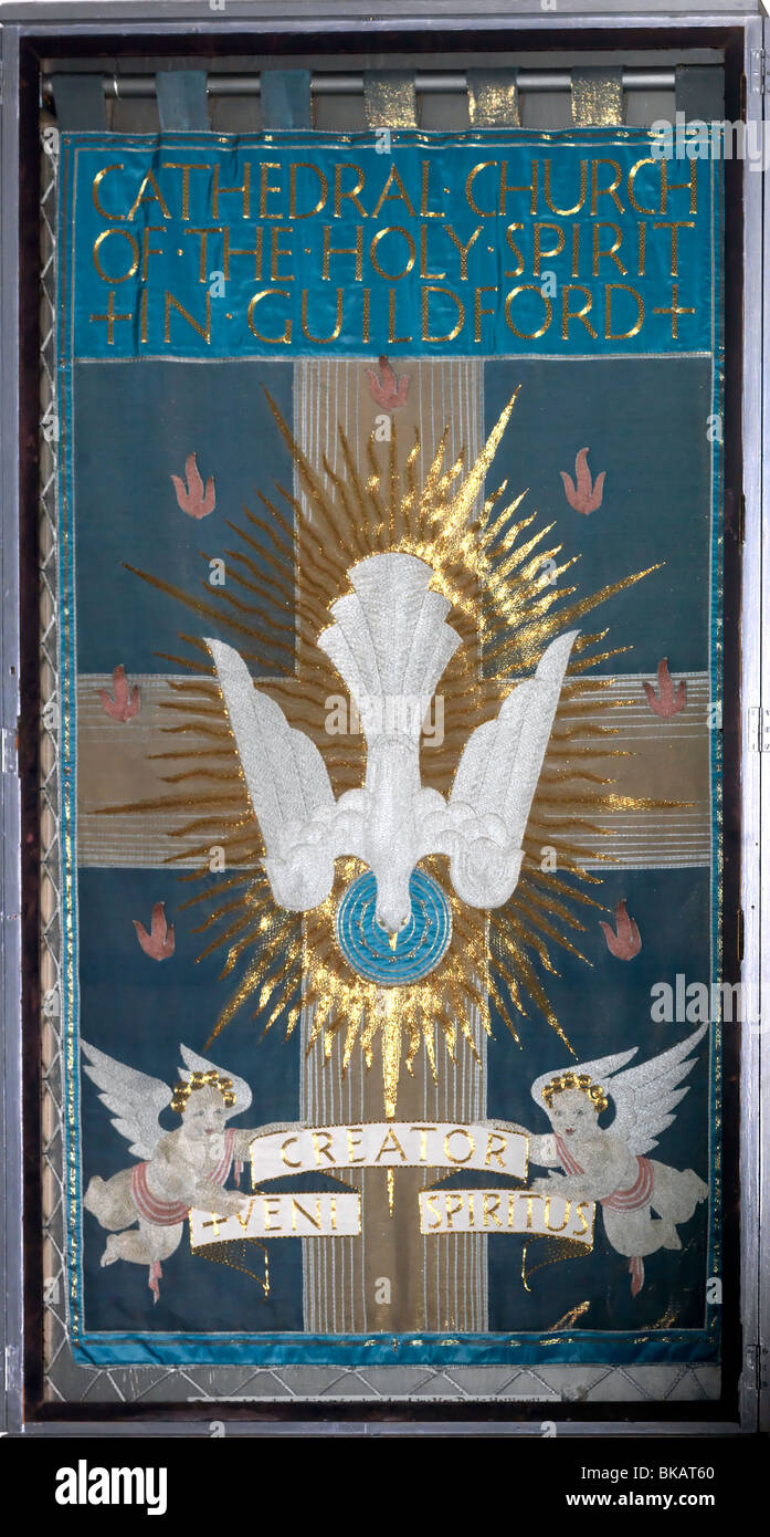 Iglesia Catedral del Espíritu Santo, Guildford, Surrey pancarta mostrando Paloma descendente Foto de stock