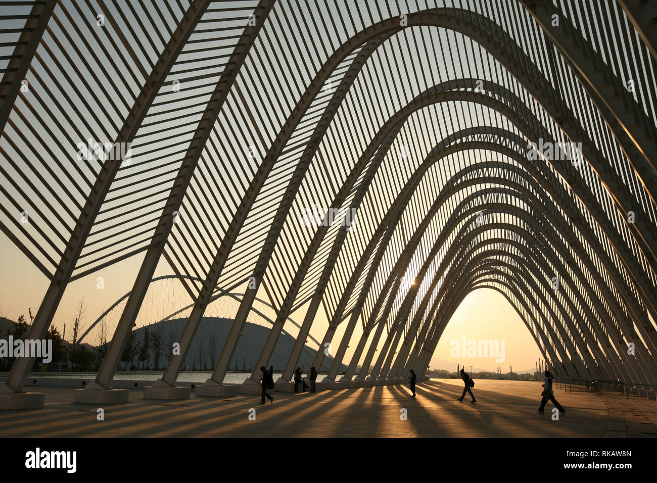 El ágora de Calatrava, la entrada principal del Centro Deportivo Olímpico de Atenas, Grecia. Foto de stock