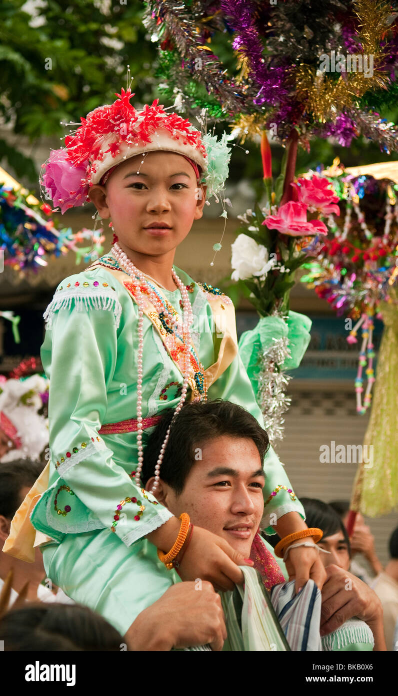 Ceremonia para chicos jóvenes a punto de convertirse en novicio monjes budistas por el pueblo Shan de Birmania vive en Chiang Mai, Tailandia Foto de stock