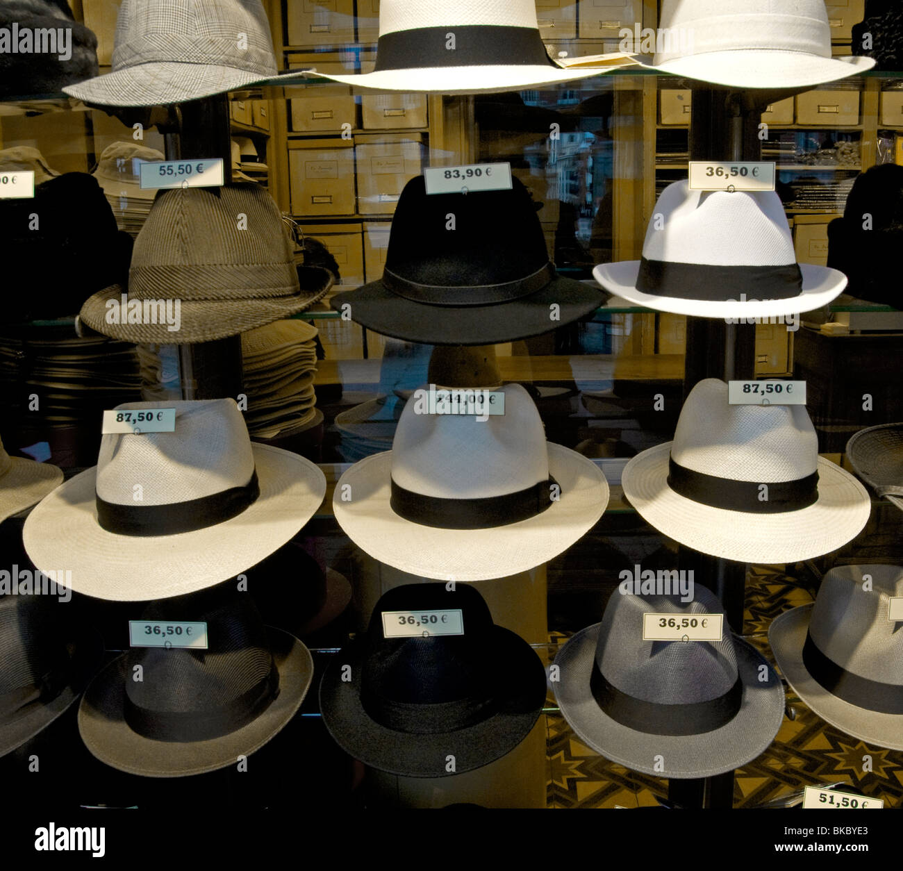 Plaza Mayor Madrid España sombrero sombreros shop Mostrar ventana de  visualización Fotografía de stock - Alamy