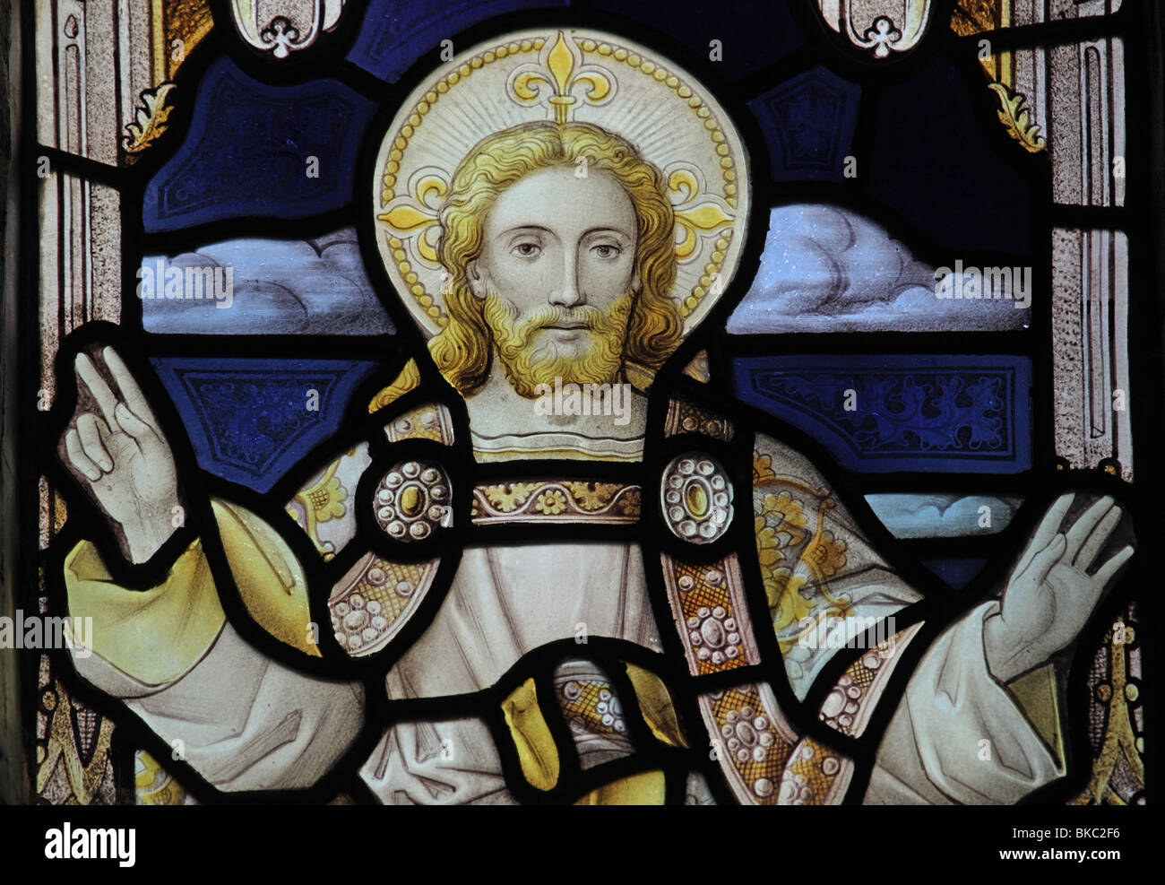 Una vidriera representando a Cristo Jesús, la bendición de la Iglesia de Santa María Virgen, Tysoe, Warwickshire Foto de stock