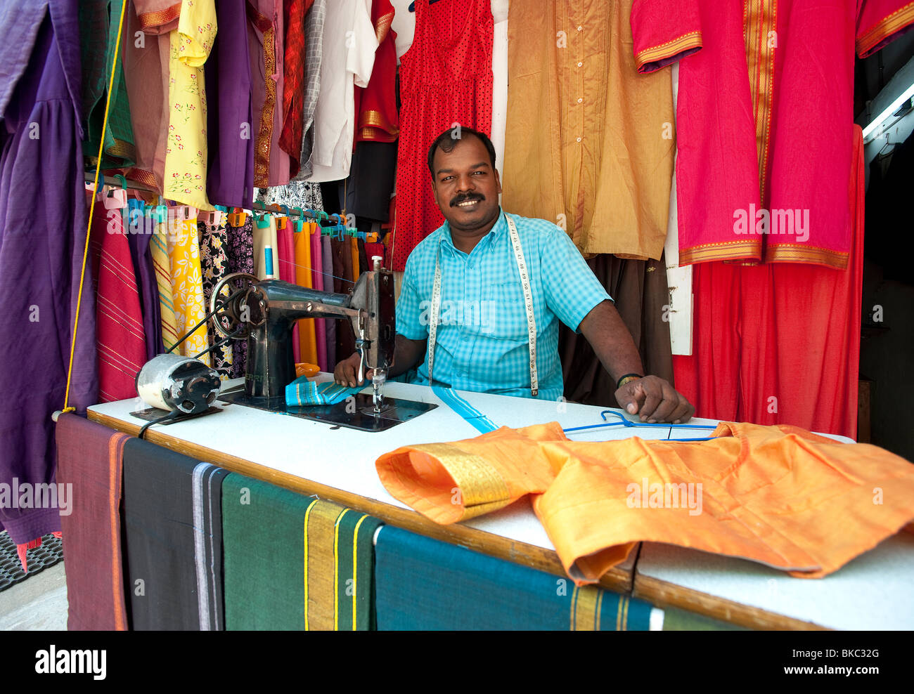 Hombre local en sastrería, Kovalam, Kerala, India Foto de stock