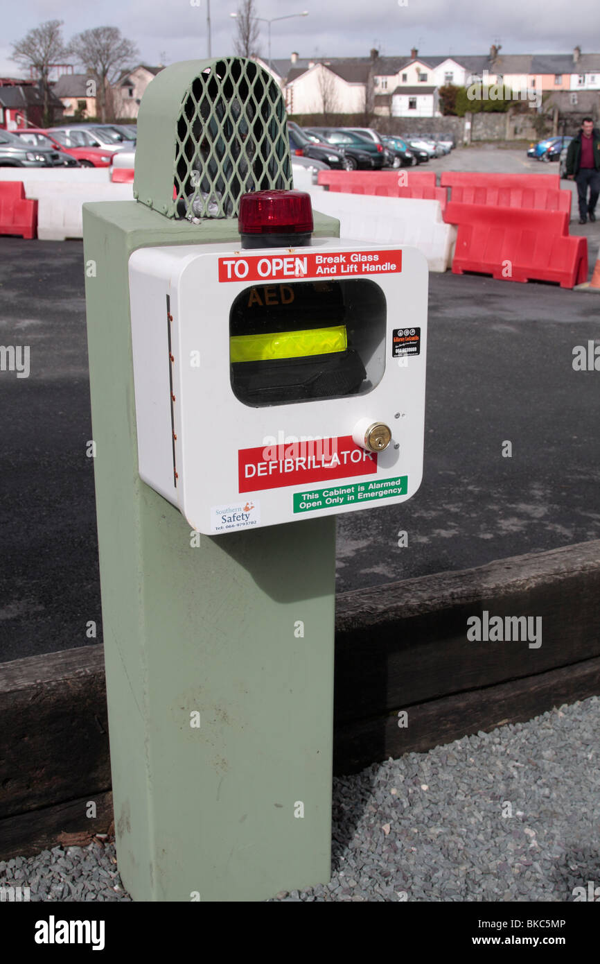Un desfibrilador máquina en la calle en Killarney, condado de Kerry Foto de stock