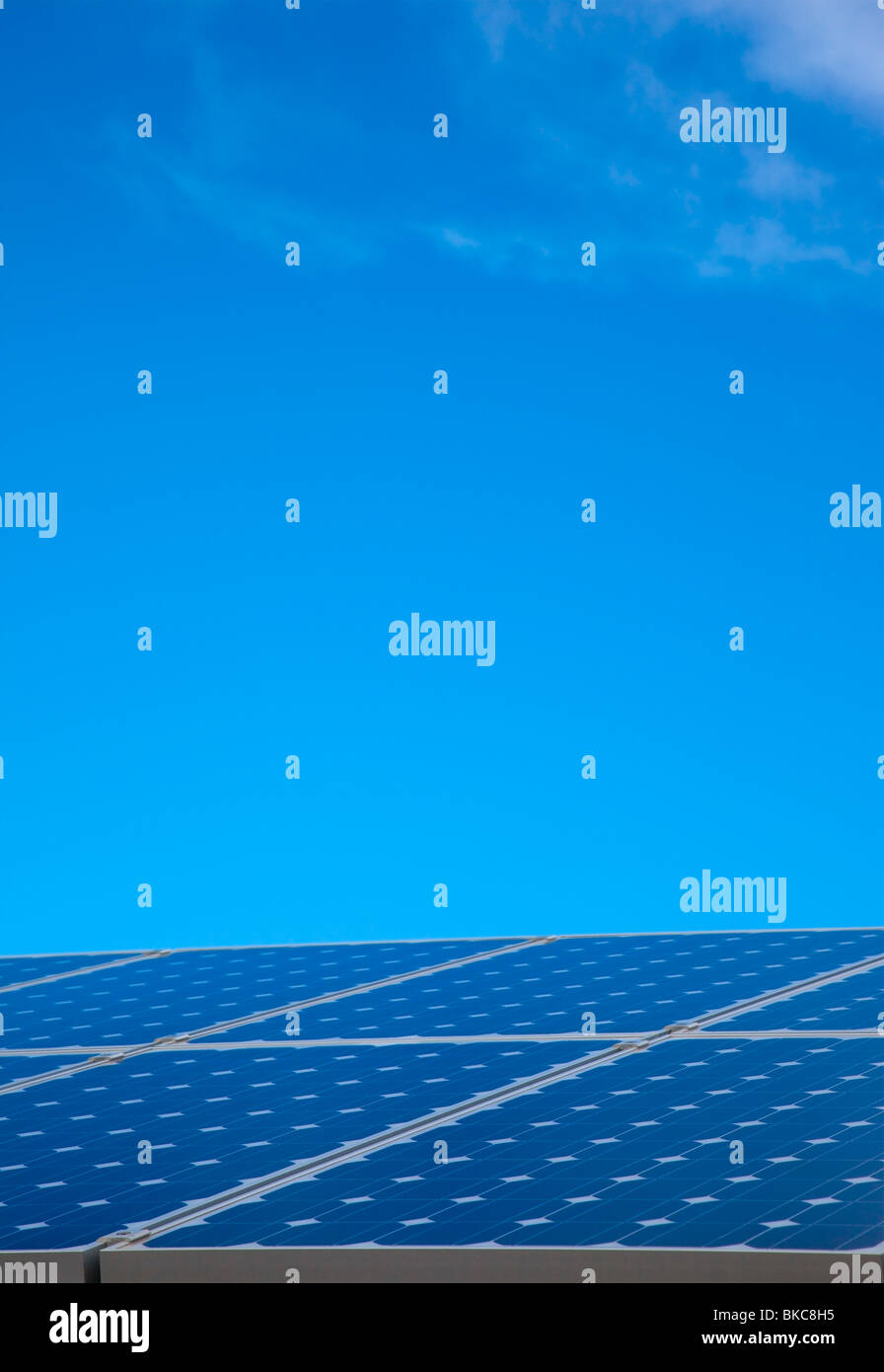 Panel solar contra el cielo azul Foto de stock