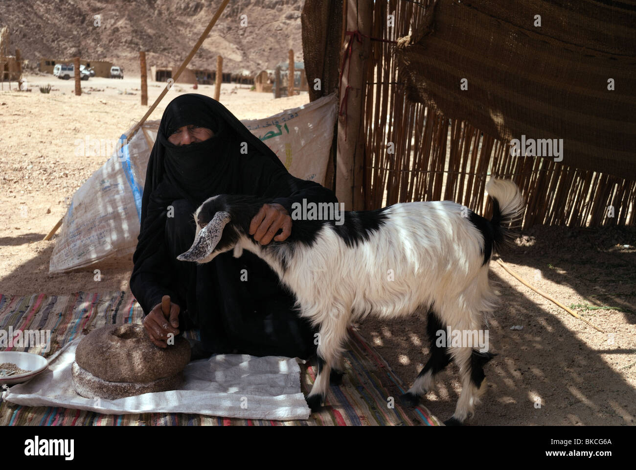 Mujer Beduina con molino Foto de stock