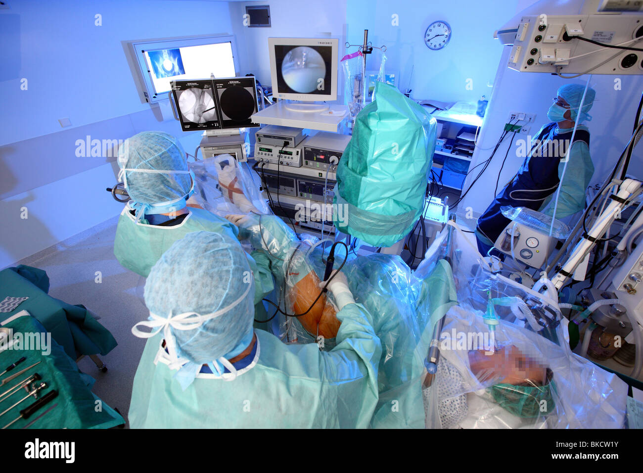 Hospital, sala de operaciones de cirugía, la cirugía artroscópica de cadera. Foto de stock