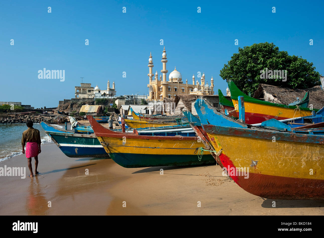 Mezquita y barcos de pesca en el puerto pesquero de Vizhinjam Beach, Kerala, India Foto de stock