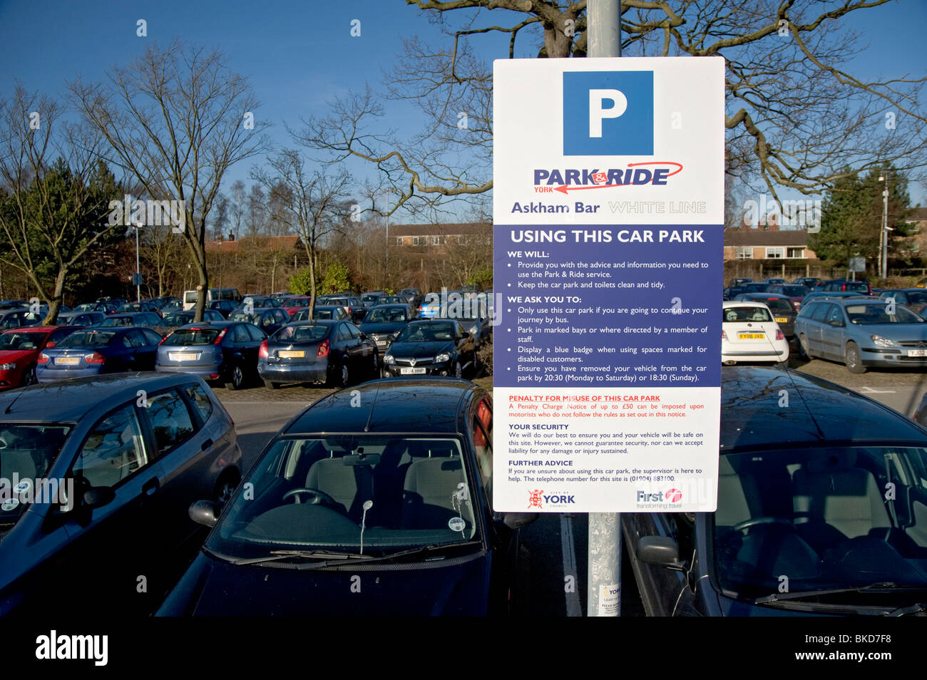 Los automóviles estacionados en la barra Askham Park & Ride car park en el centro de York, Inglaterra Foto de stock