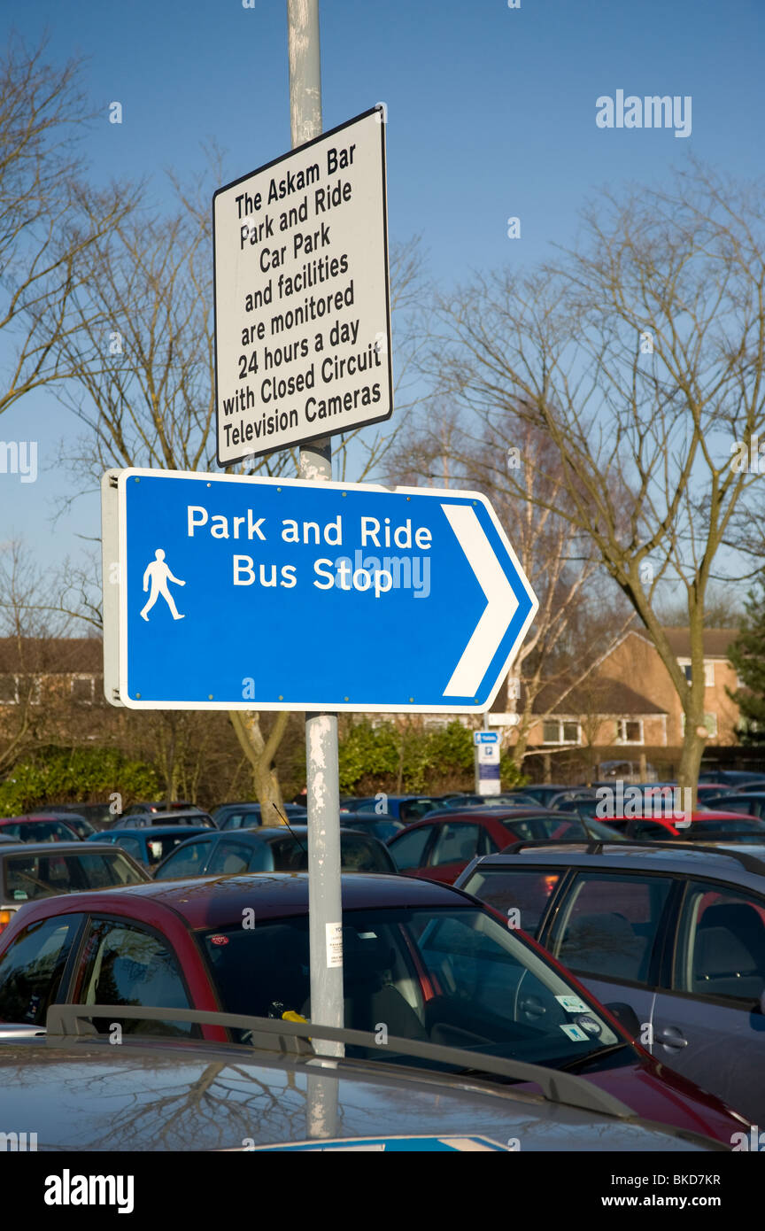 Los automóviles estacionados en la barra Askham Park & Ride car park en el centro de York, Inglaterra Foto de stock