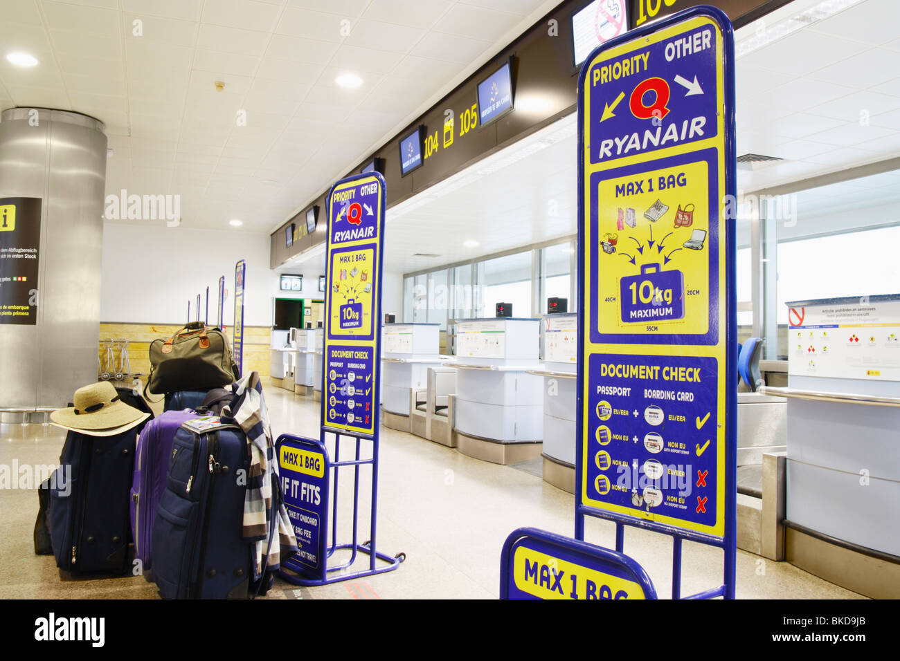 Vacíos mostradores de facturación de Ryanair en el aeropuerto de Gran  Canaria durante la ceniza volcánica cancelaciones Fotografía de stock -  Alamy