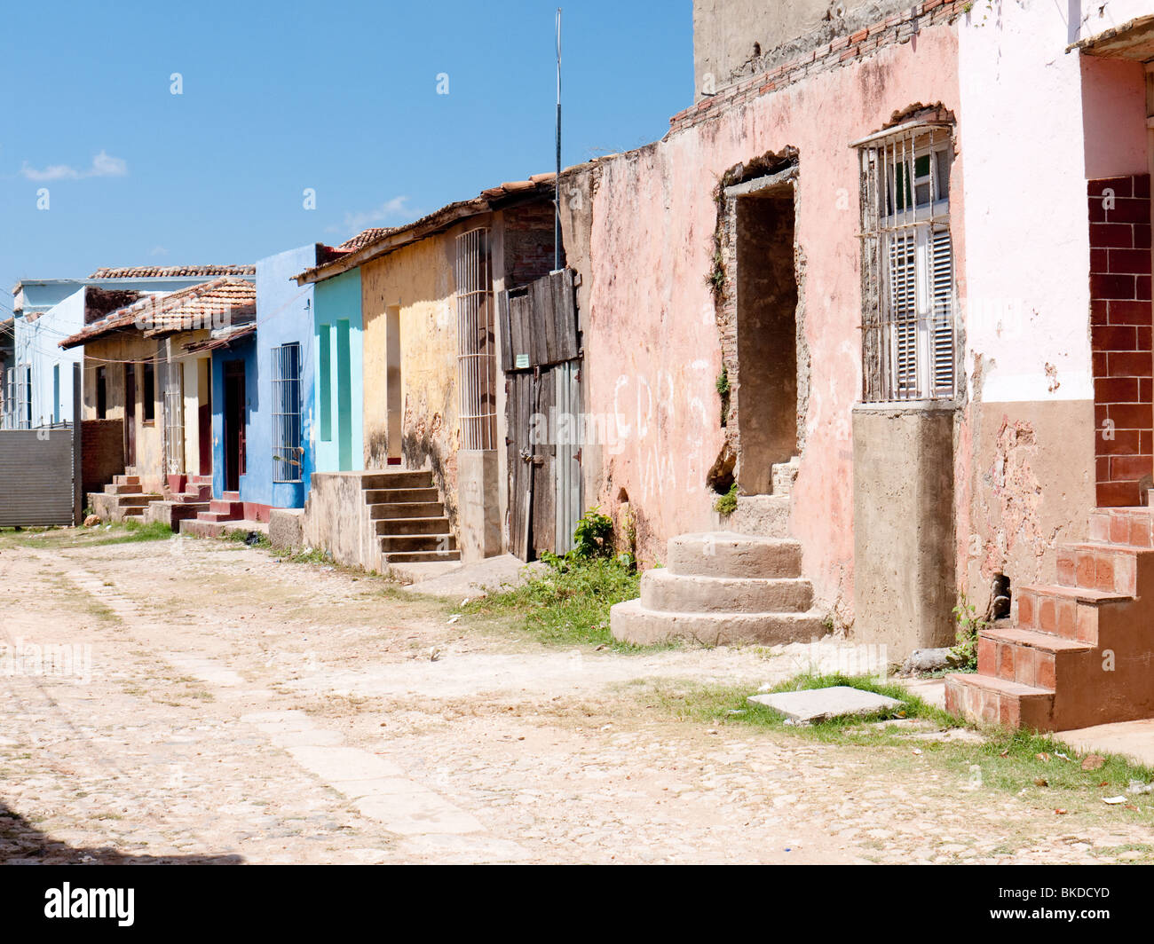 Escena callejera de antiguos edificios históricos en necesidad de reparación y restauración en Trinidad, Cuba Foto de stock