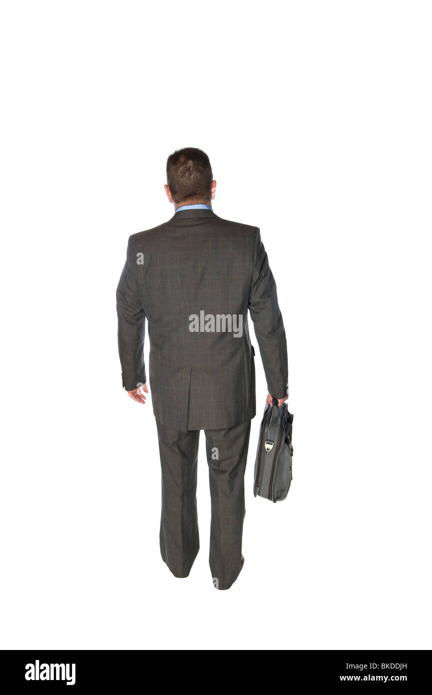 Un empresario aislado en blanco se aleja en una vista trasera de la moda llevando su maletín. Foto de stock