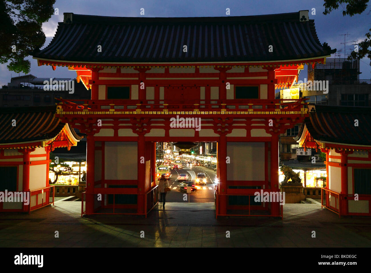 Vista nocturna de la calle principal del barrio de Gion de Kyoto a través de las puertas de entrada del Yasaka Foto de stock