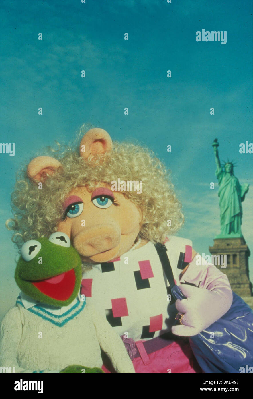 Los Muppets toman Manhattan (1984) La rana Kermit, Miss PIGGY MTM 014 Foto de stock