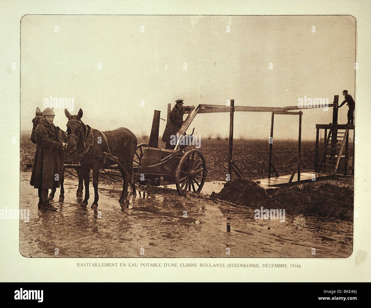Los soldados de la primera guerra mundial en el suministro de agua potable para el campo de batalla en Steenkerke en Flandes Occidental durante la Primera Guerra Mundial, Bélgica Foto de stock