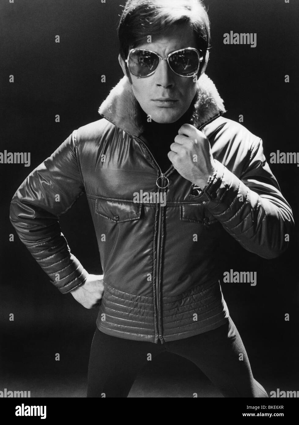 Reacondicionamiento alarma Inmundo moda, moda masculina, dressman, hombre con chaqueta de invierno y gafas de  sol, a finales de los años 60 Fotografía de stock - Alamy