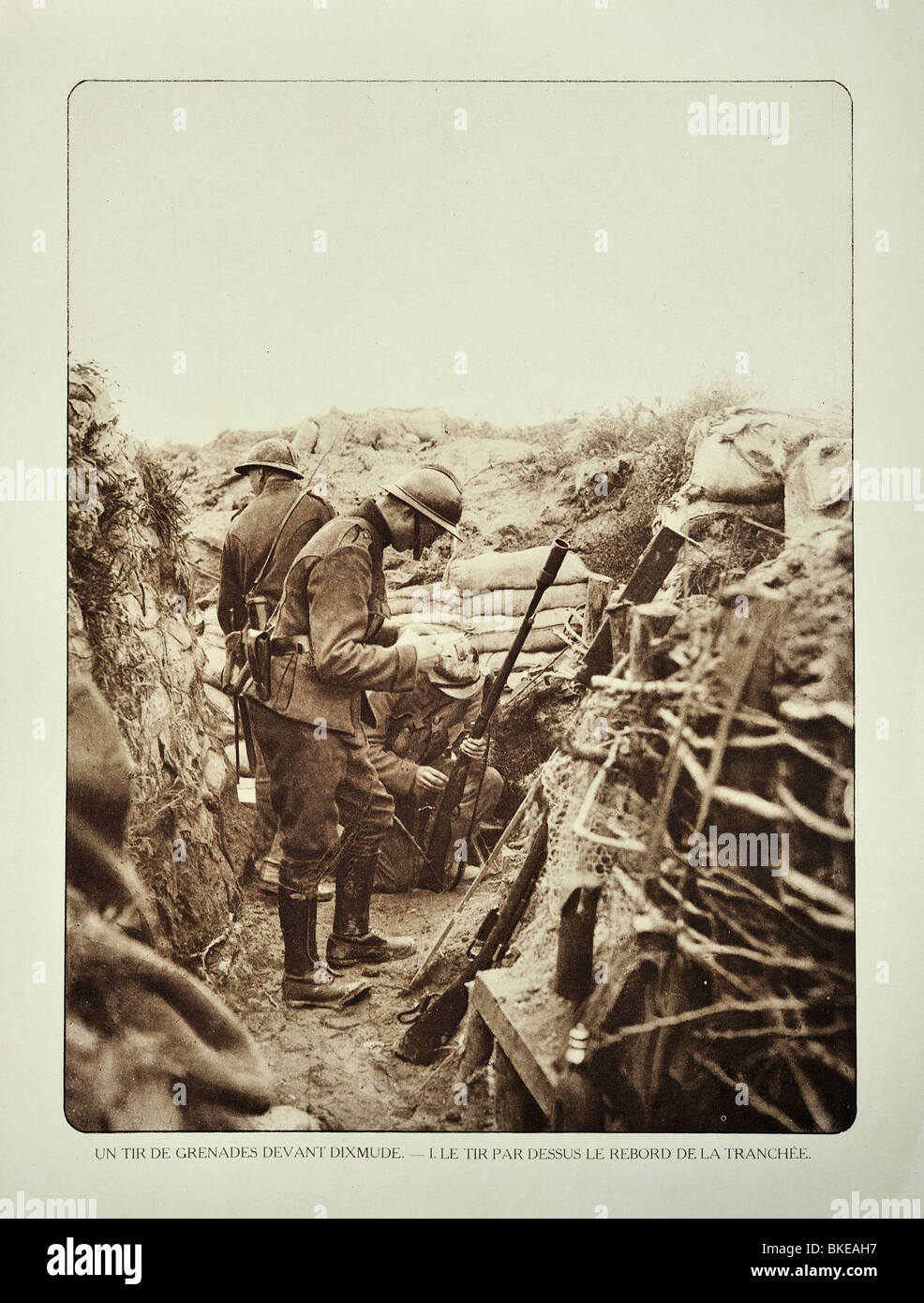 WW1 soldado con rifle equipado con lanzagranadas en la trinchera en Diksmuide, Flandes Occidental durante la Primera Guerra Mundial, Bélgica Foto de stock