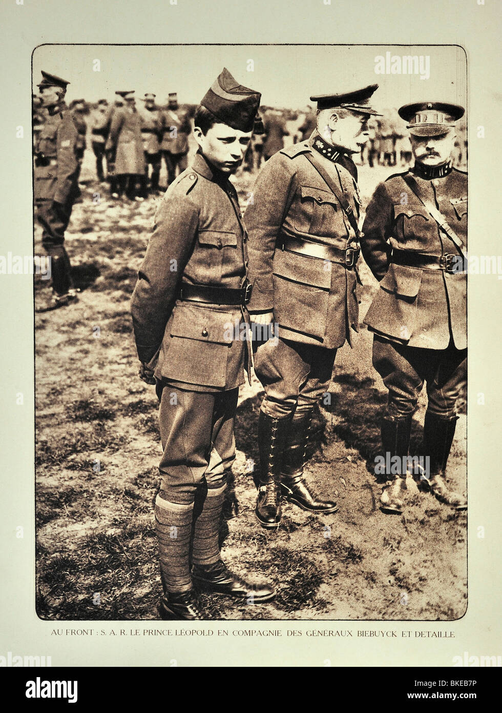 El Príncipe Leopoldo III y los generales Aloise y Detaille Biebuyck visitando el campo de batalla en Flandes, la Primera Guerra Mundial, Bélgica Foto de stock