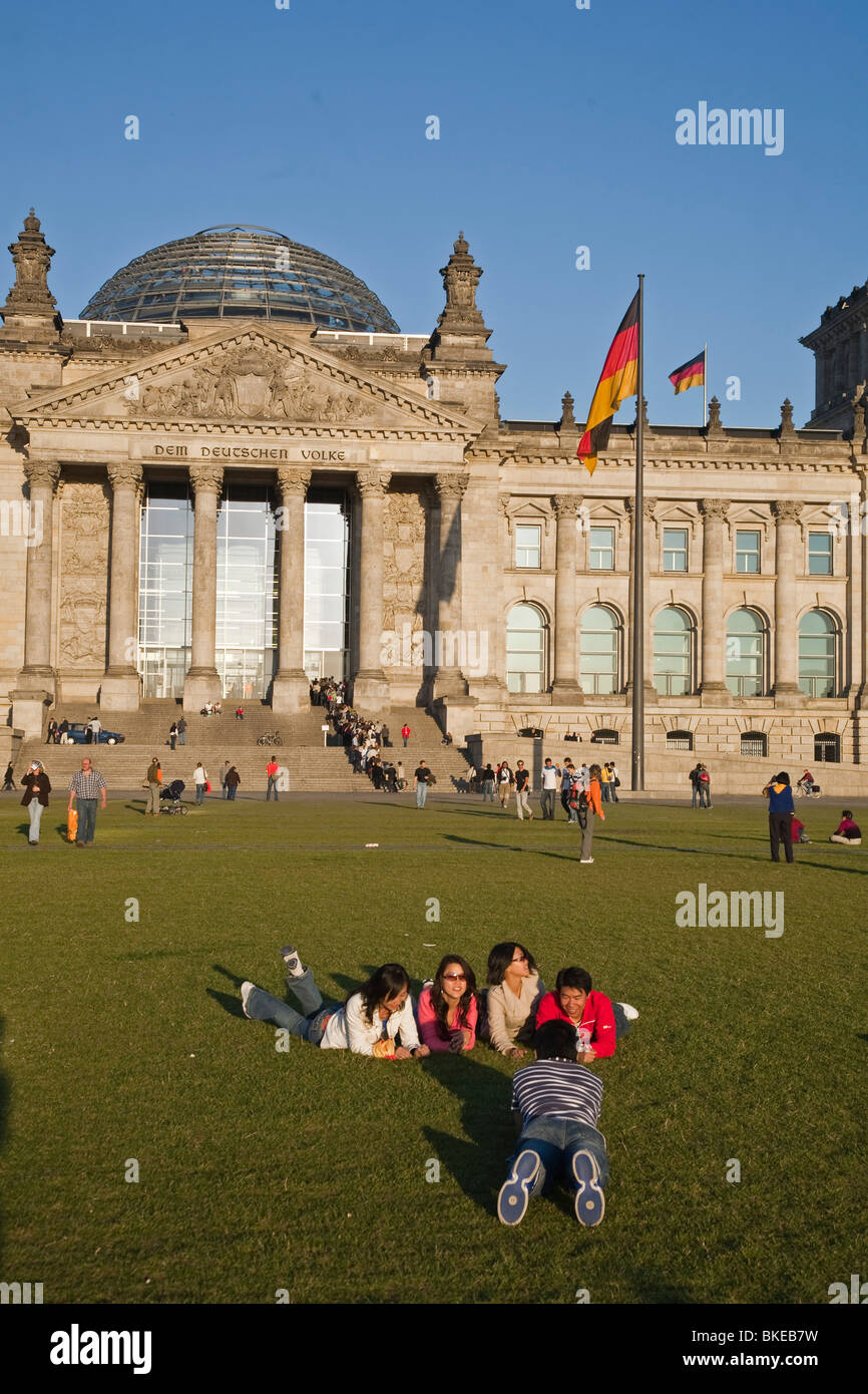 Reichstag , al aire libre en verano, la gente, Berlín Foto de stock