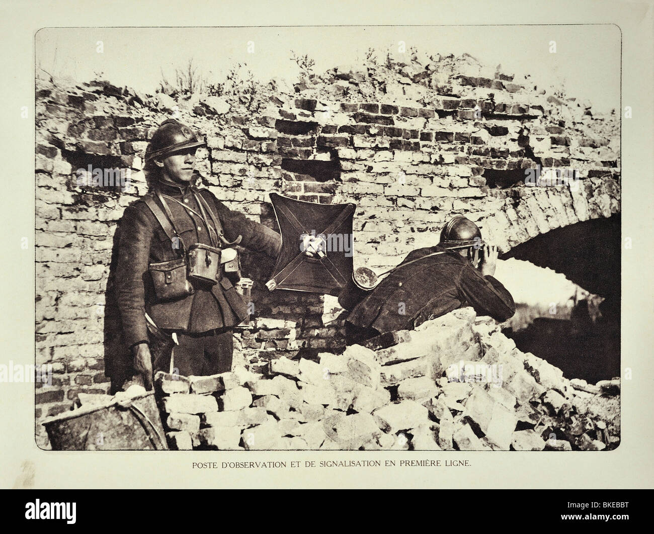 Señal / Signaler ayudante médico semaphore operativo desde el puesto de observación en el campo de batalla en Flandes, la Primera Guerra Mundial, Bélgica Foto de stock