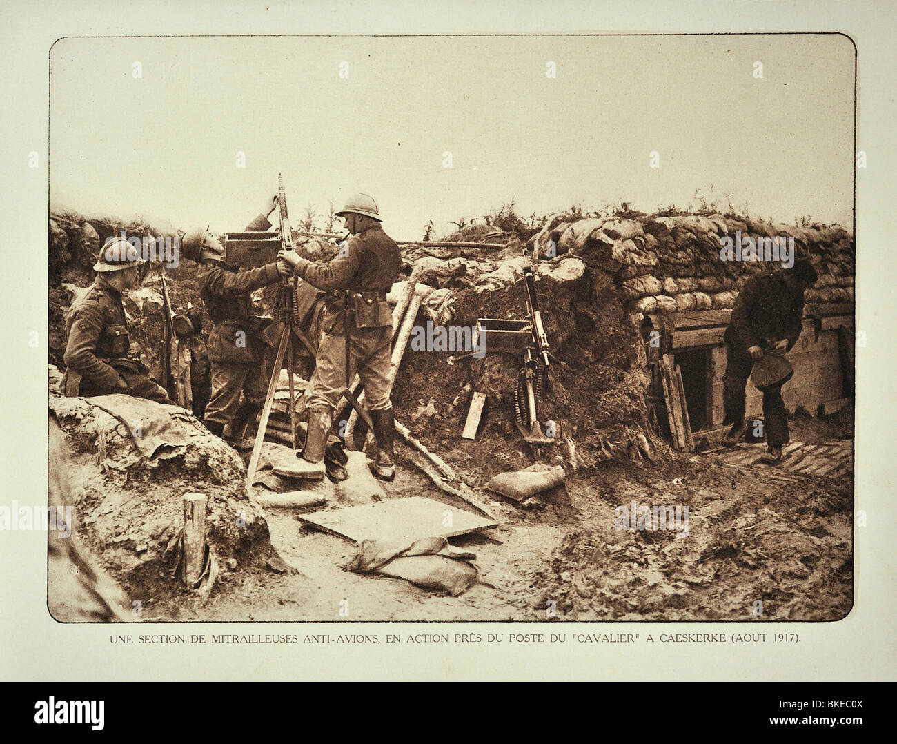WWI belga en la zanja de soldados armados con ametralladoras antiaéreas en Kaaskerke, Flandes Occidental durante la Primera Guerra Mundial, Bélgica Foto de stock