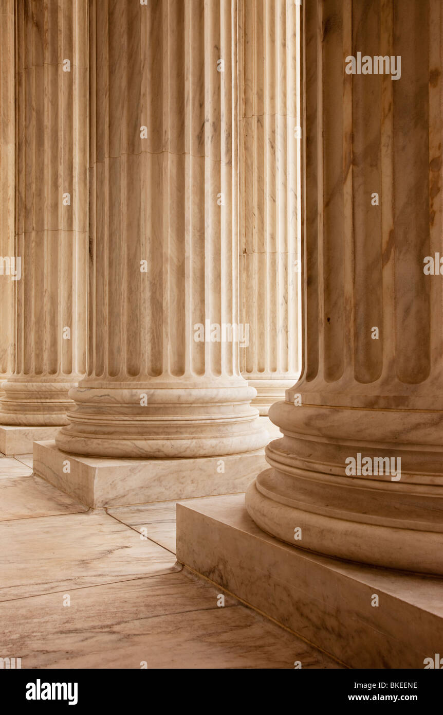 Columnas en el edificio de la Corte Suprema de Estados Unidos en Washington, DC, EE.UU. Foto de stock